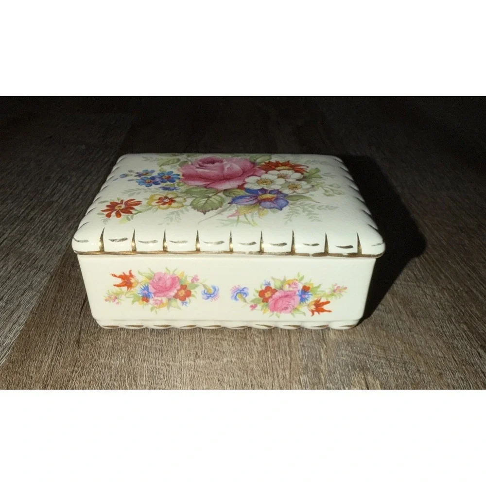 Vtg 40s Wedgwood England Ceramic Floral‎ Gold Trim Vanity Box w/ Lid